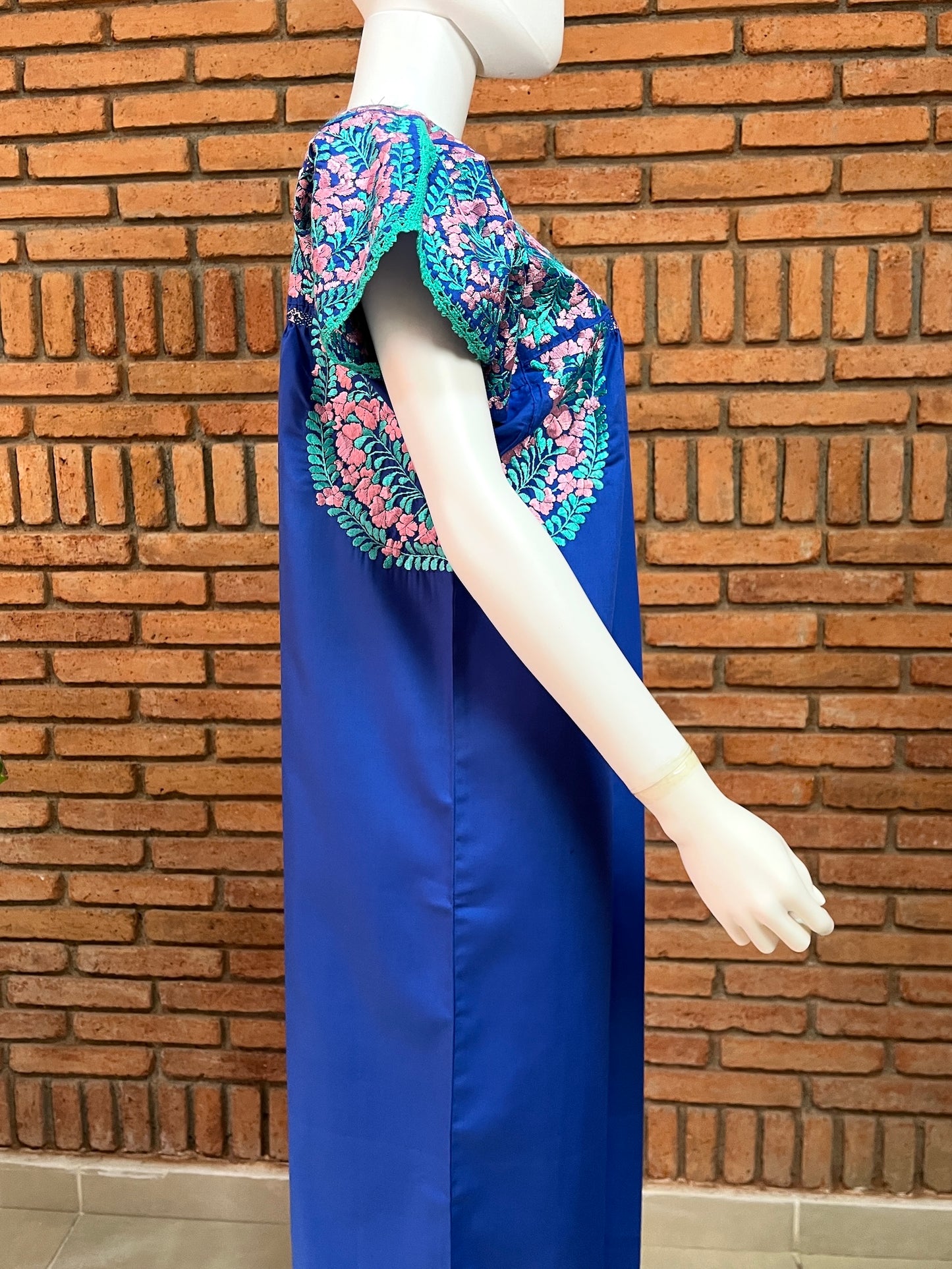 Vestido Bordado a Mano Azul Rey con Tonos Pastel Mod. San Antonino Unitalla.