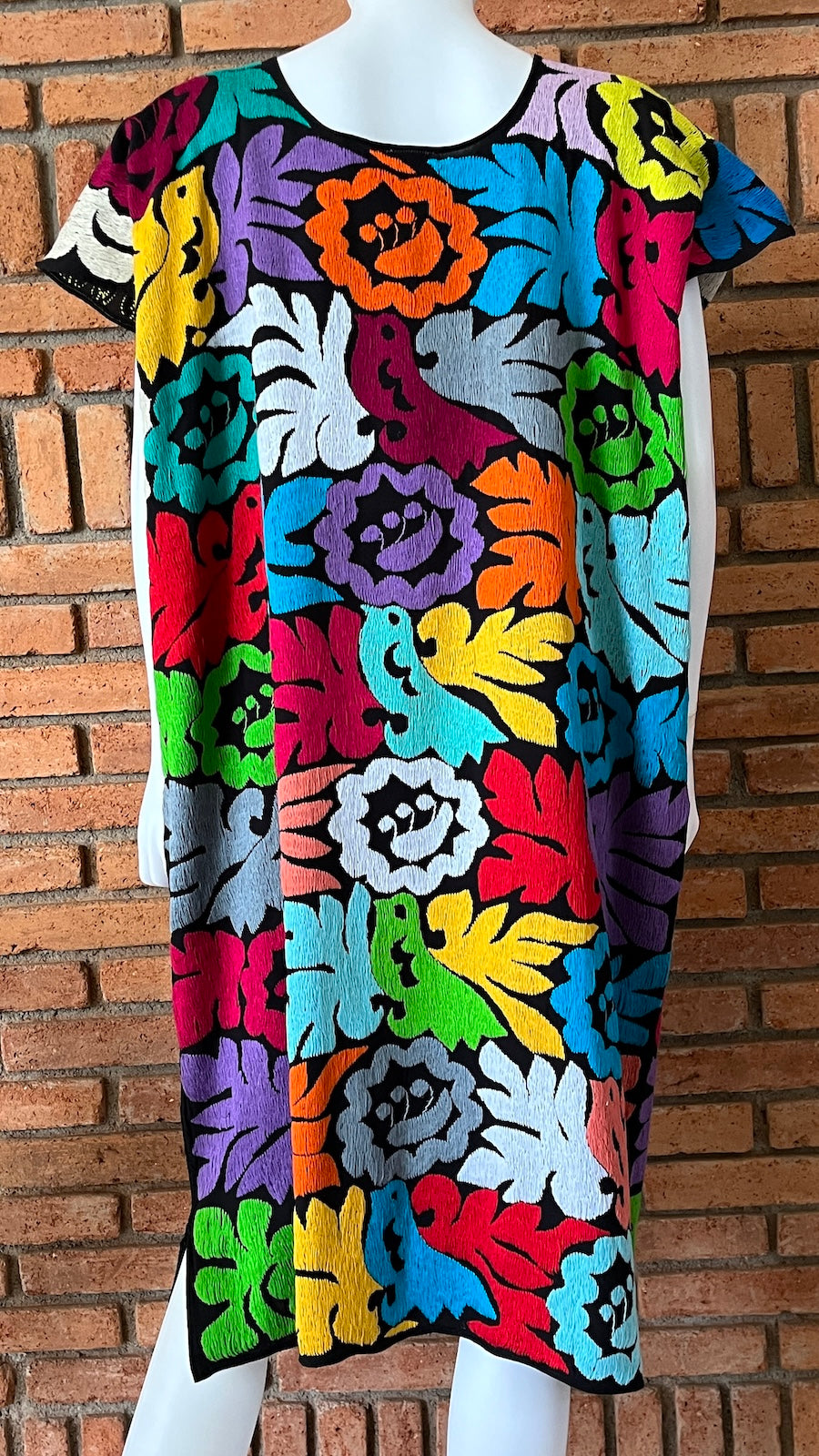 Vestido/Huipil Bordado a Mano Negro con Multicolor Mod. Jalapa