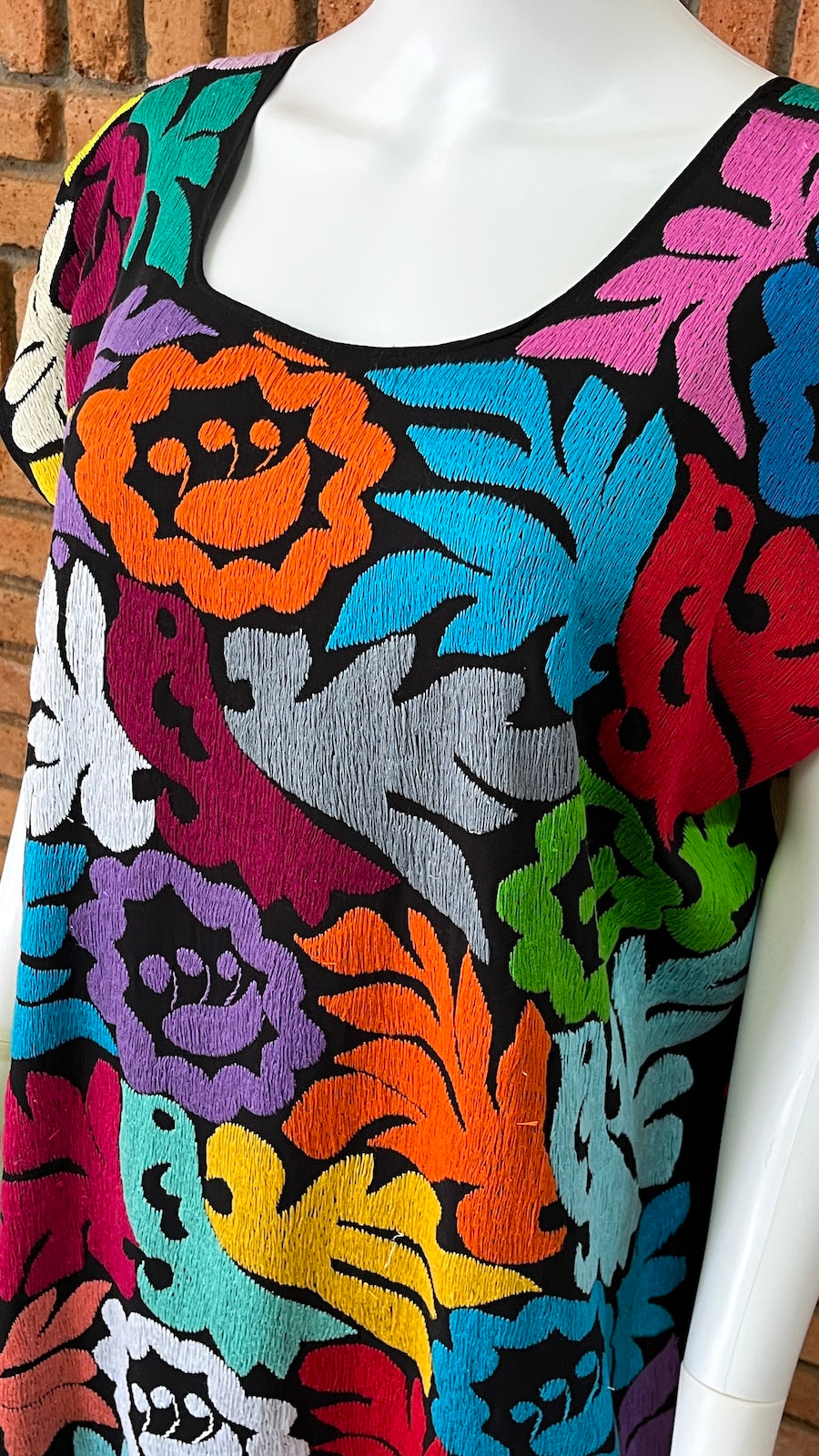 Vestido/Huipil Bordado a Mano Negro con Multicolor Mod. Jalapa