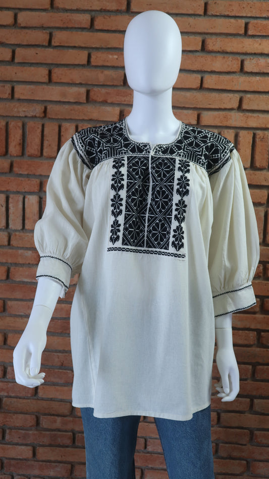 Blusa Bordada a Mano Mod. Ejutla Bordado Negro Unitalla.