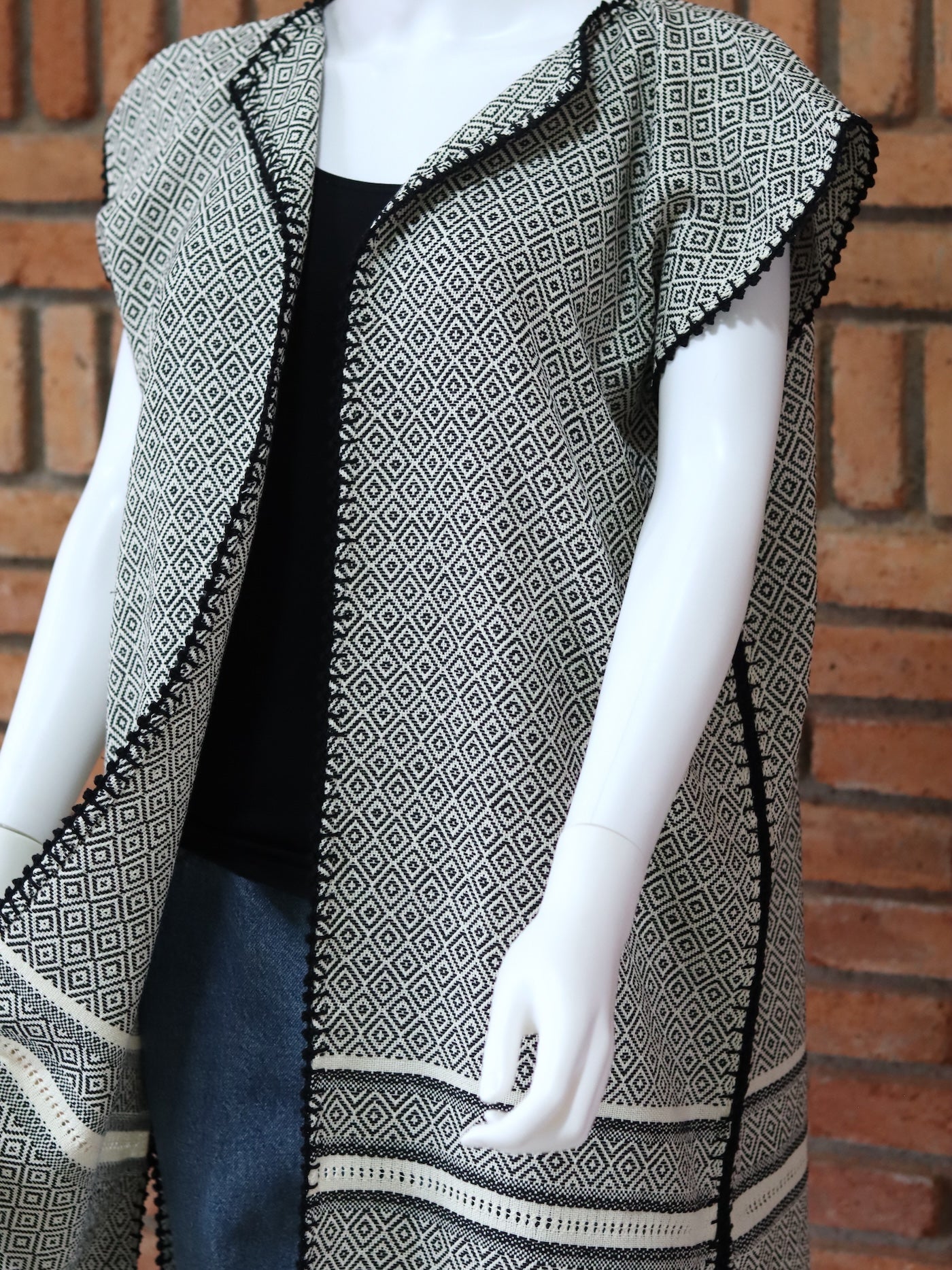 Chaleco Artesanal Hecho en Telar Beige con Negro Unitalla.