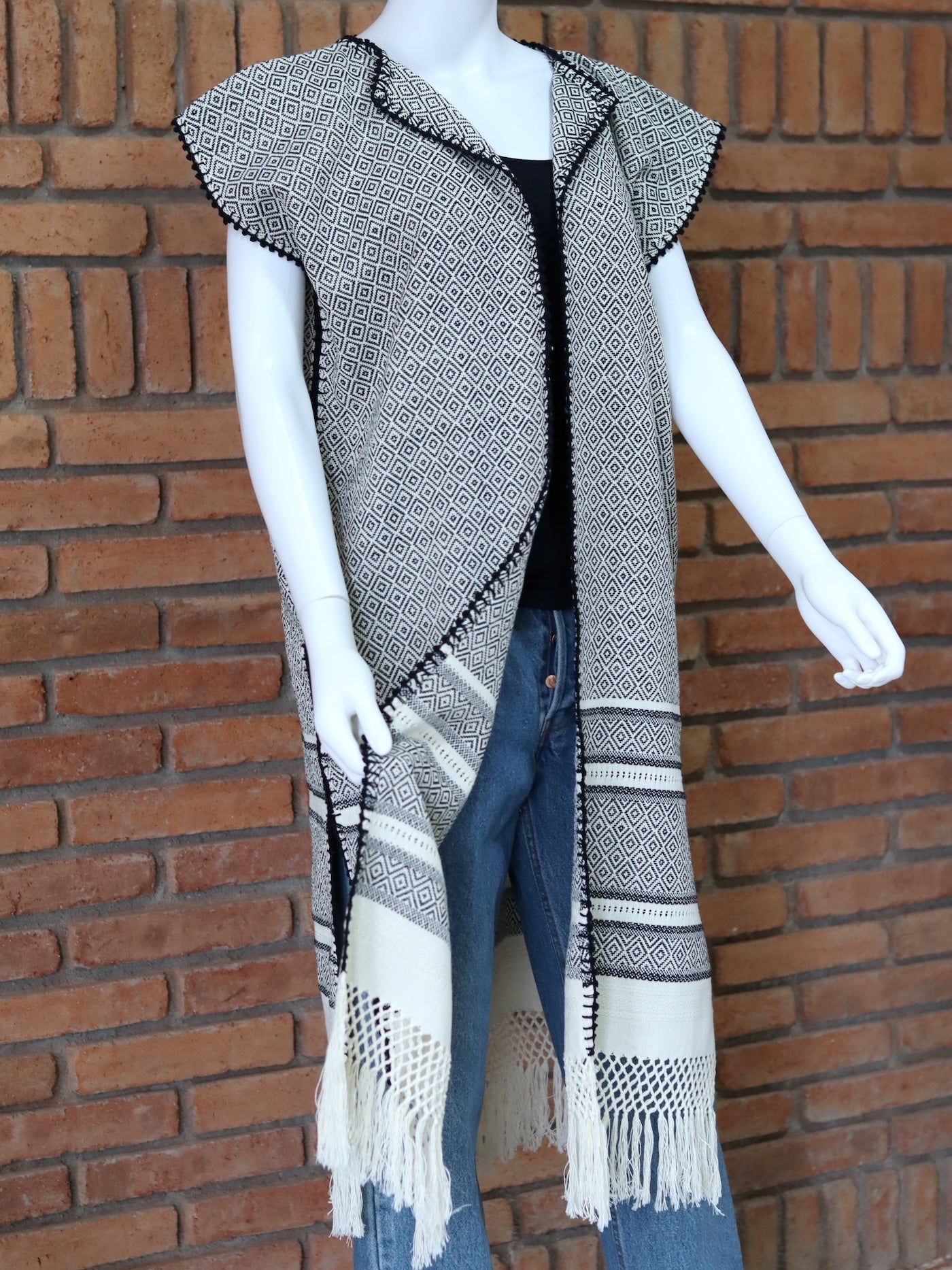 Chaleco Artesanal Hecho en Telar Beige con Negro Unitalla.