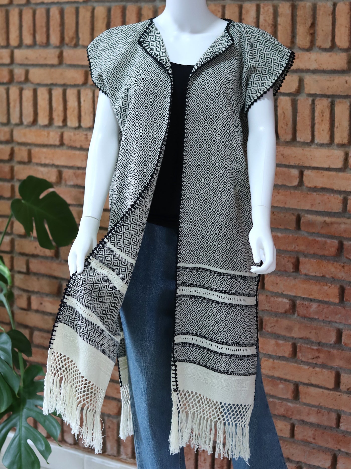 Chaleco Artesanal Hecho en Telar Beige con Negro Unitalla.