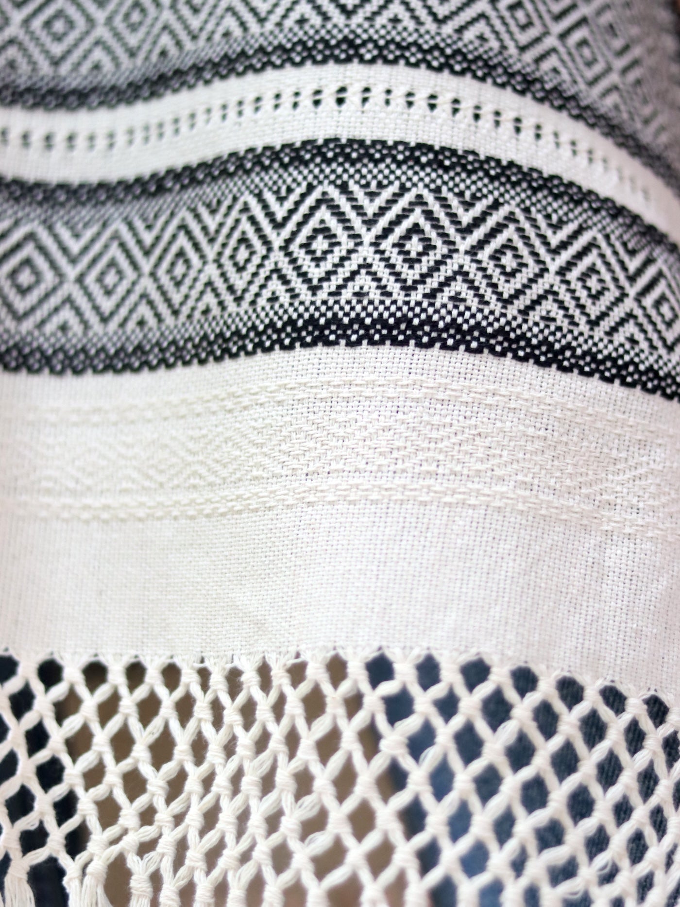 Chaleco Artesanal Hecho en Telar Beige con Negro Unitalla.