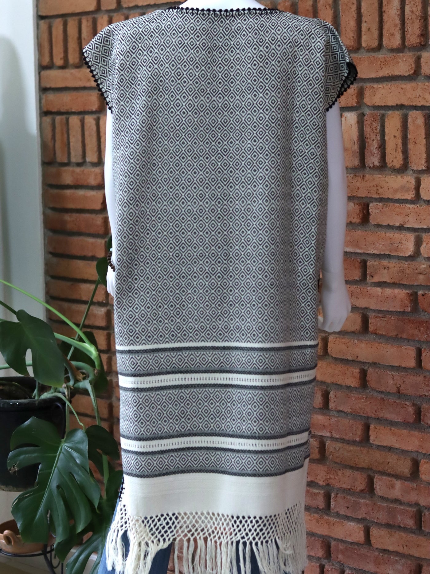 Chaleco Artesanal Hecho en Telar Beige con Negro Unitalla.