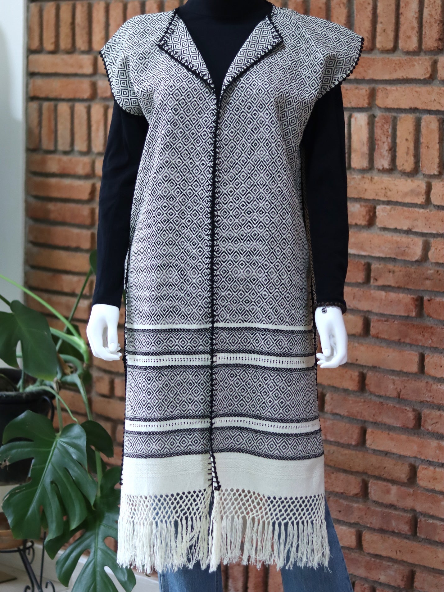 Chaleco Artesanal Hecho en Telar Beige con Negro Unitalla.