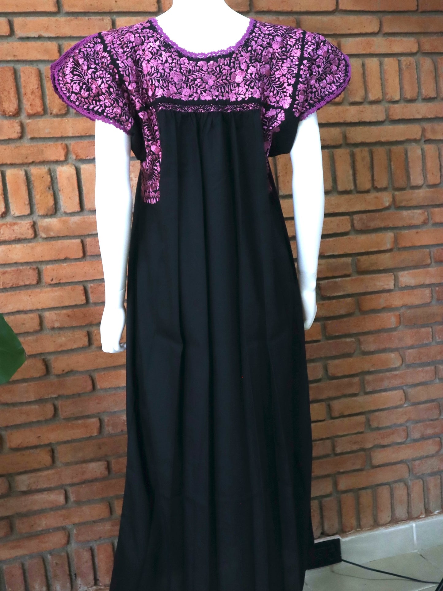 Vestido Bordado a Mano Mod. San Antonino Unitalla. (Diferentes colores).