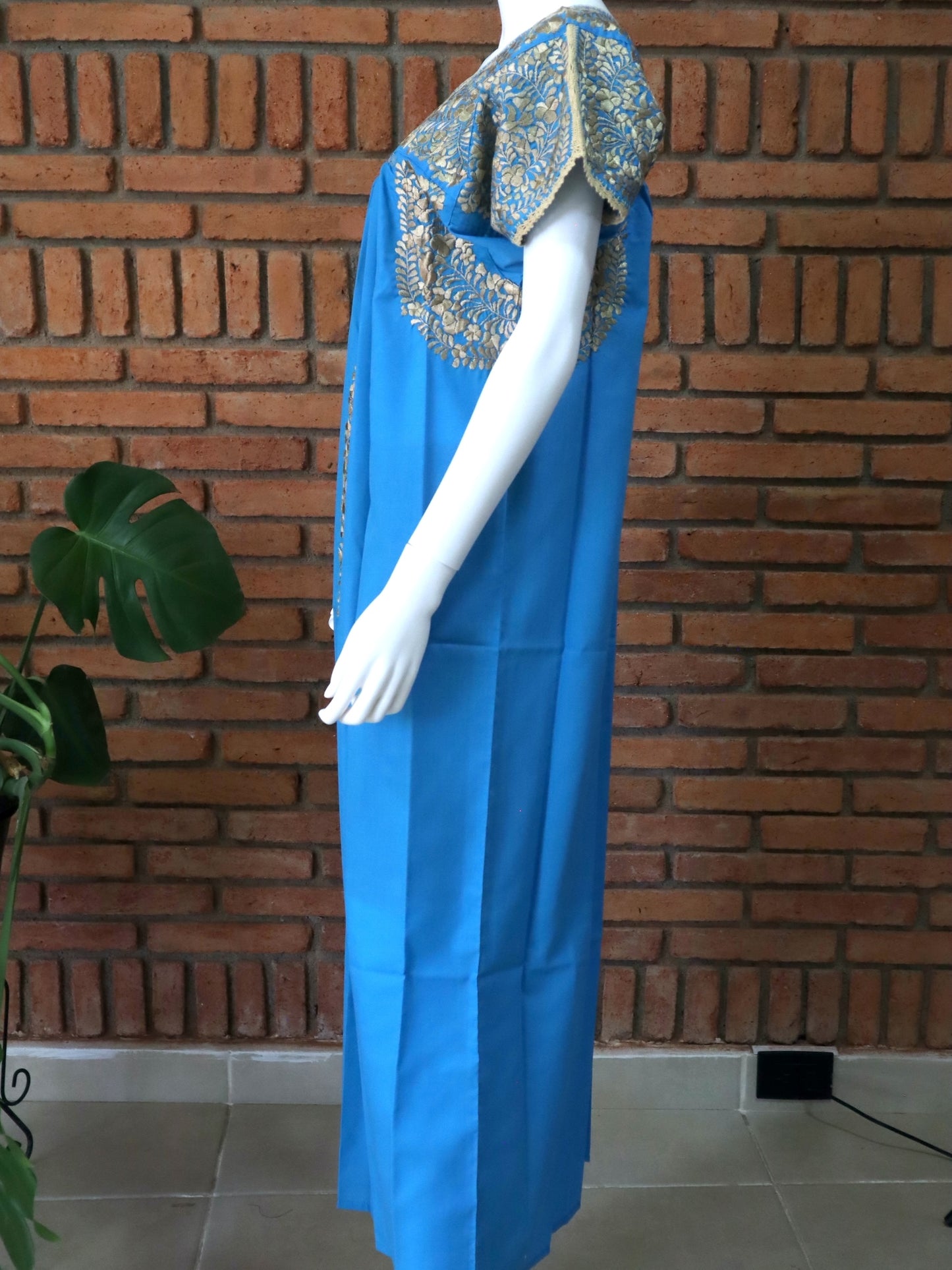 Vestido Bordado a Mano Turquesa con Dorado Mod. San Antonino Unitalla.