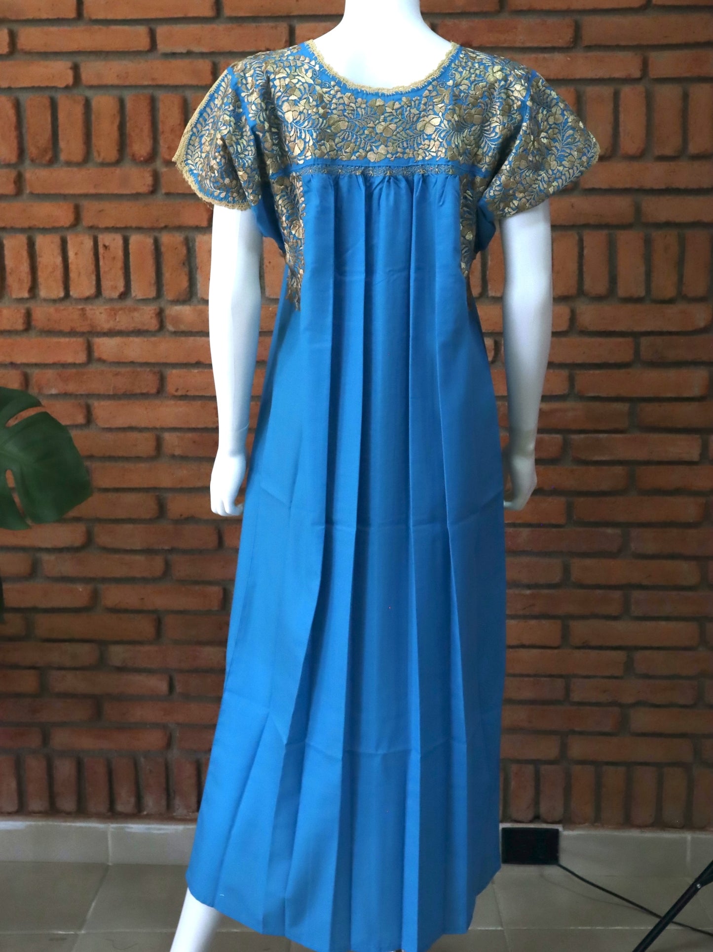 Vestido Bordado a Mano Turquesa con Dorado Mod. San Antonino Unitalla.