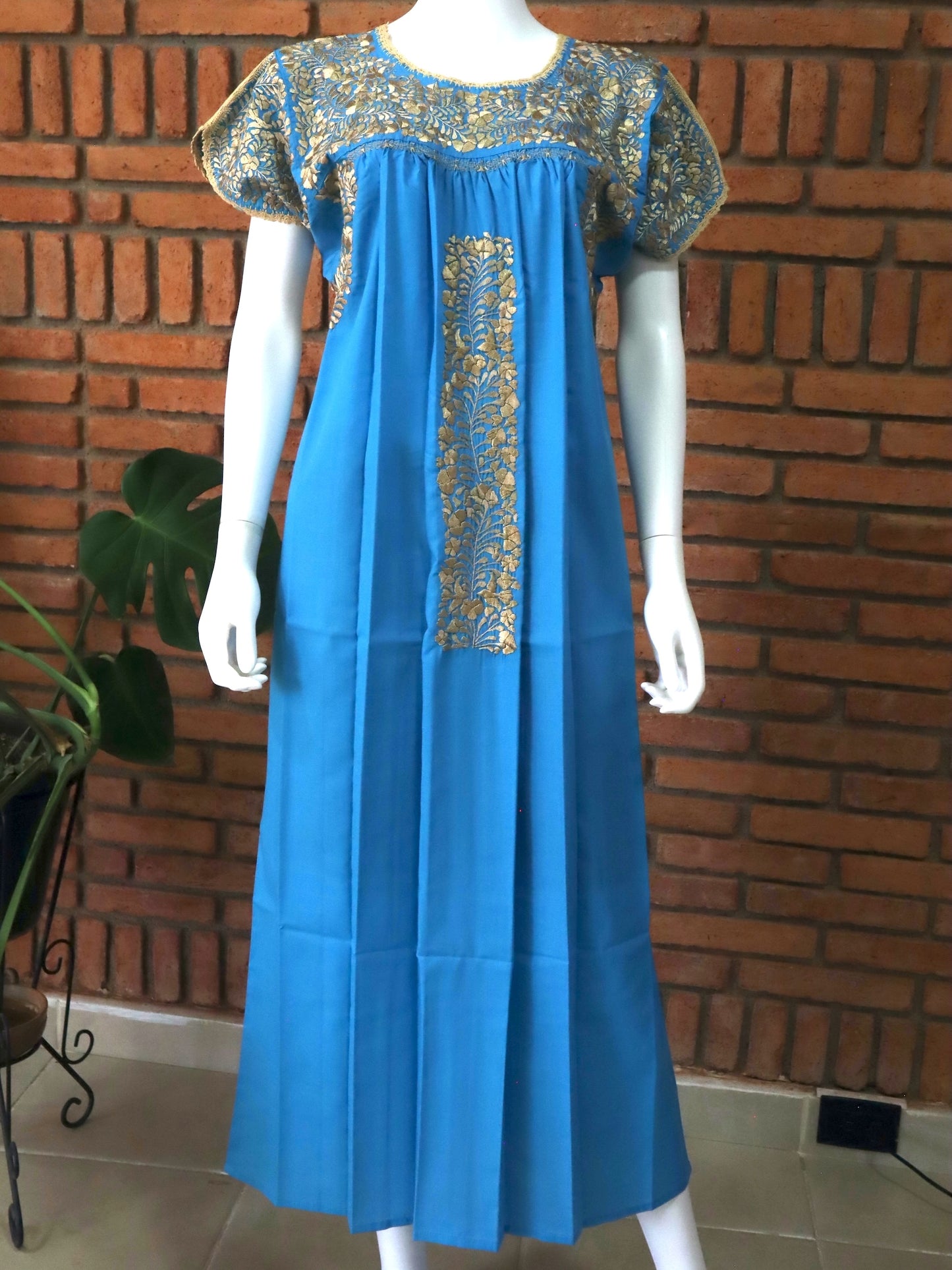 Vestido Bordado a Mano Turquesa con Dorado Mod. San Antonino Unitalla.