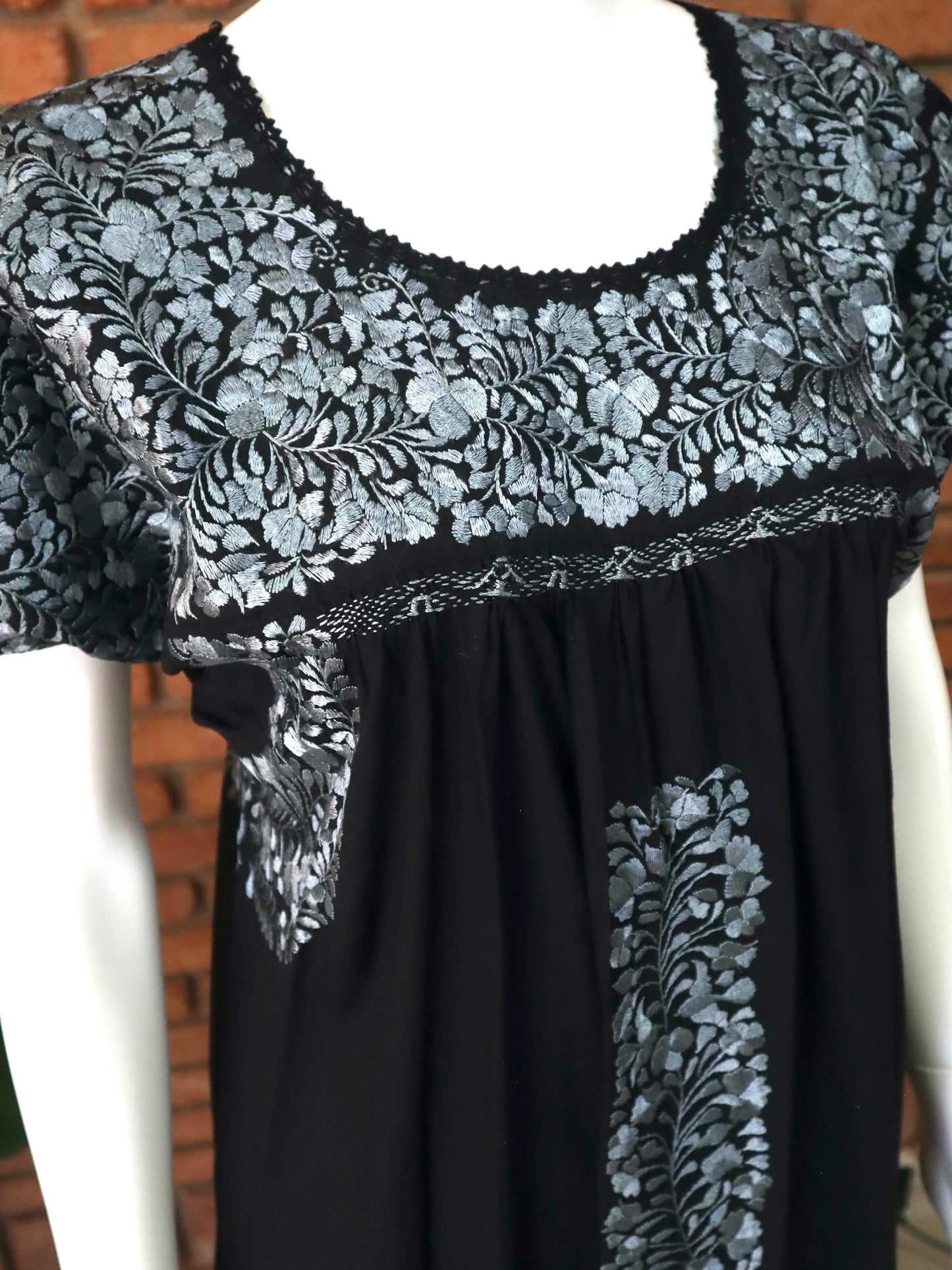 Vestido Bordado a Mano Mod. San Antonino Unitalla. (Diferentes colores).