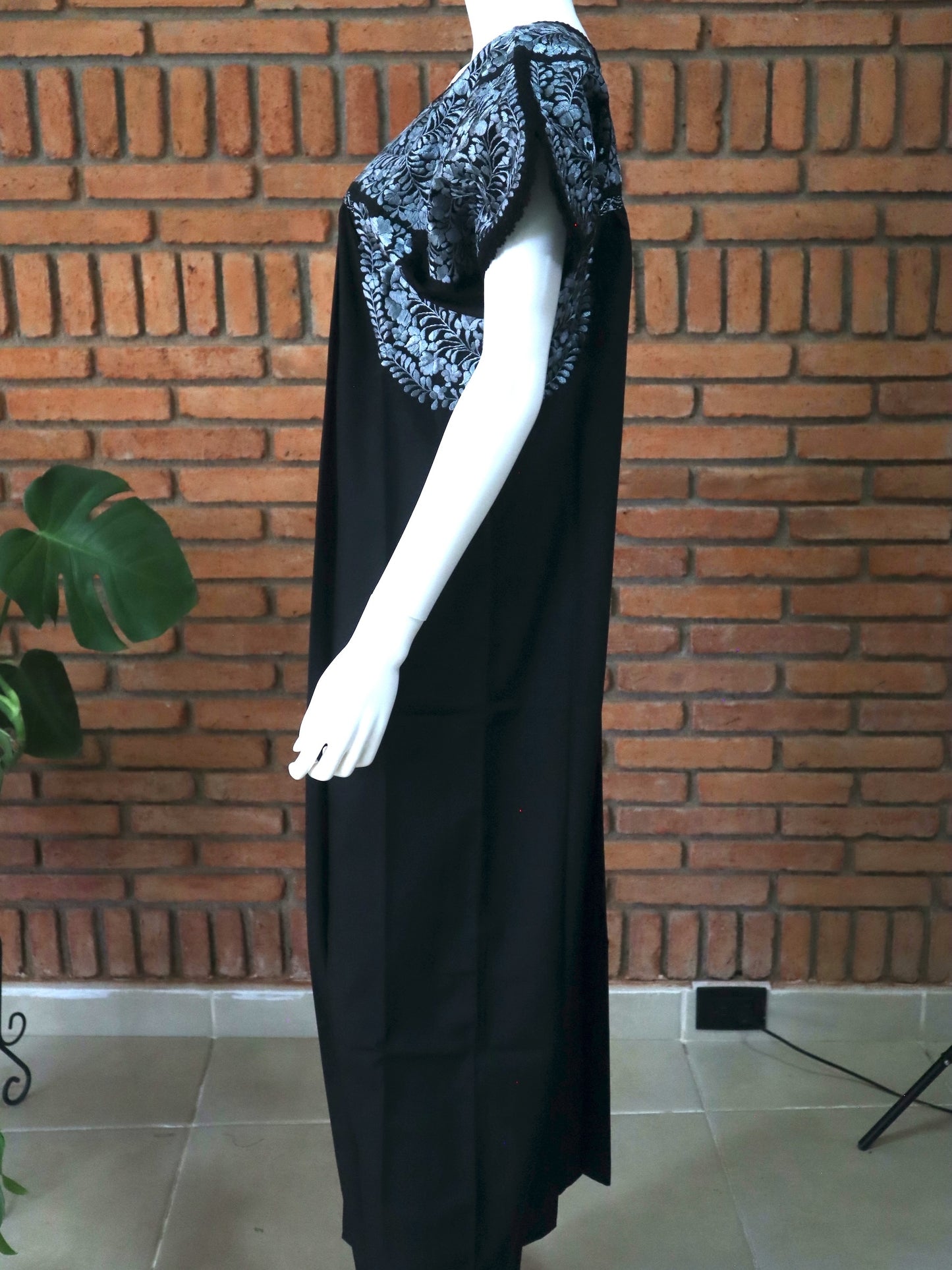 Vestido Bordado a Mano Mod. San Antonino Unitalla. (Diferentes colores).