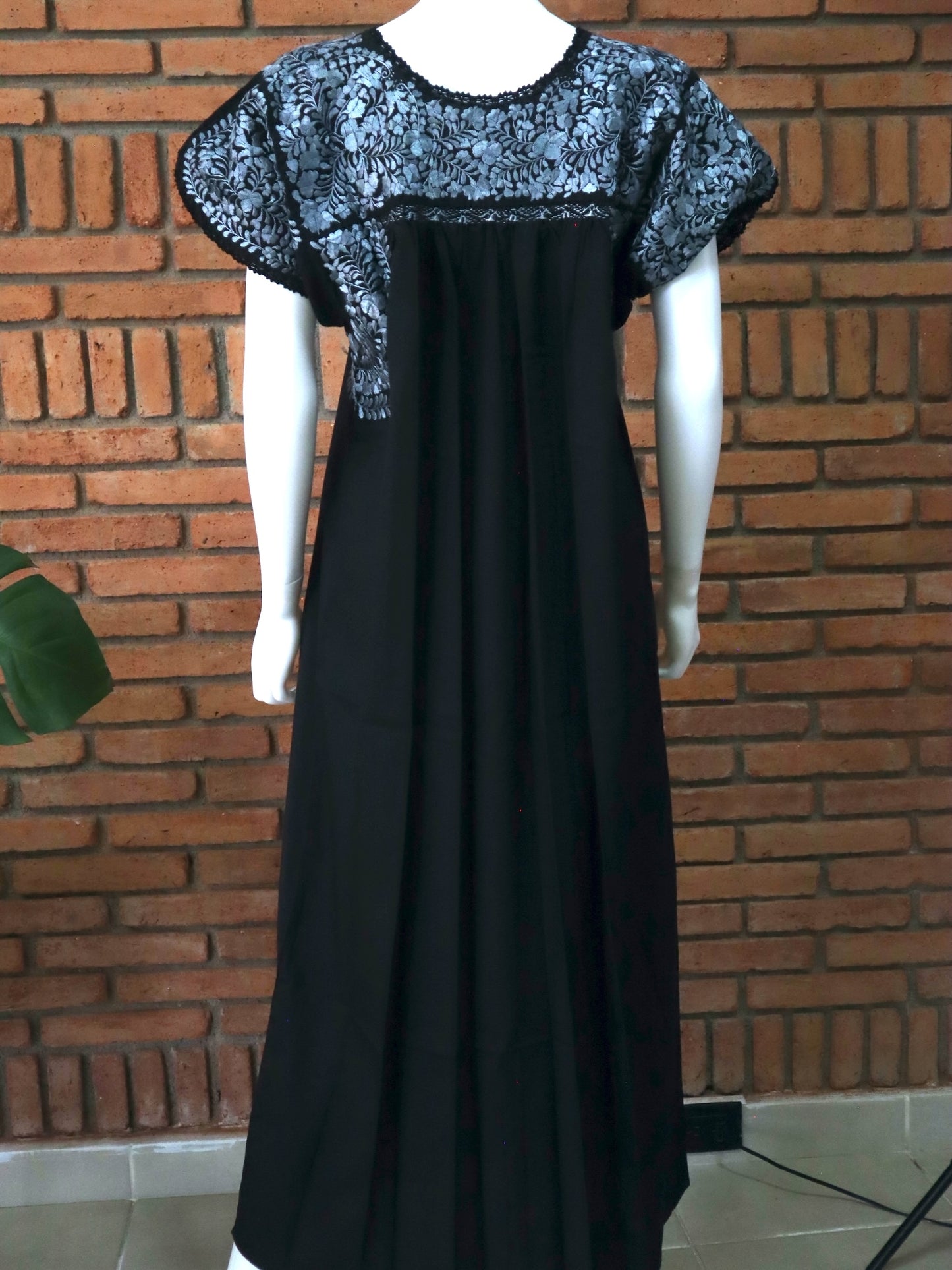 Vestido Bordado a Mano Mod. San Antonino Unitalla. (Diferentes colores).