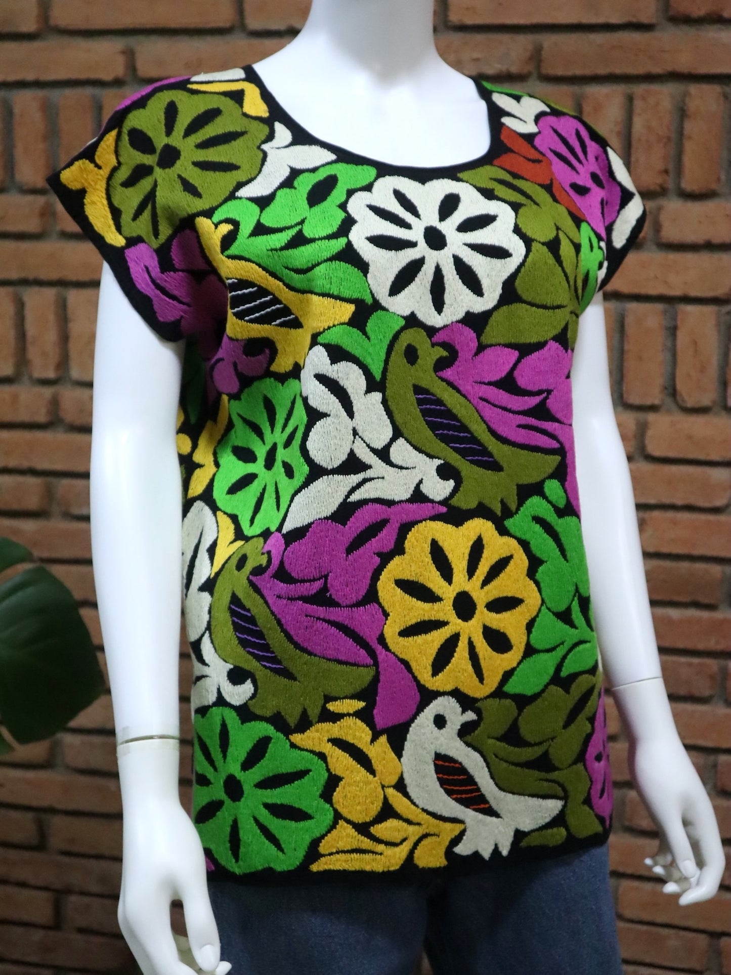 Blusa Bordada a Mano Mod. Jalapa Unitalla Negro con multicolor 1.