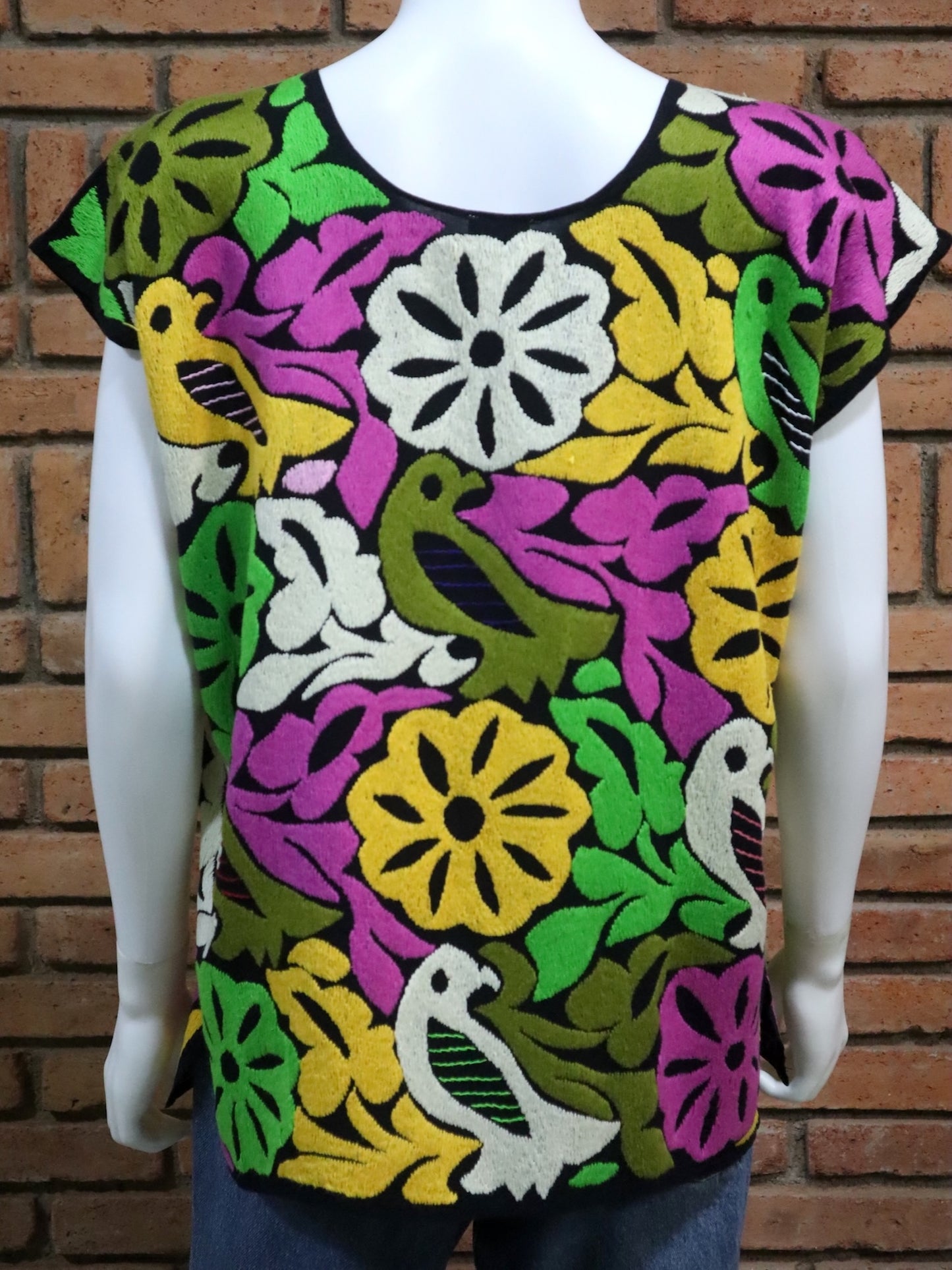 Blusa Bordada a Mano Mod. Jalapa Unitalla Negro con multicolor 1.