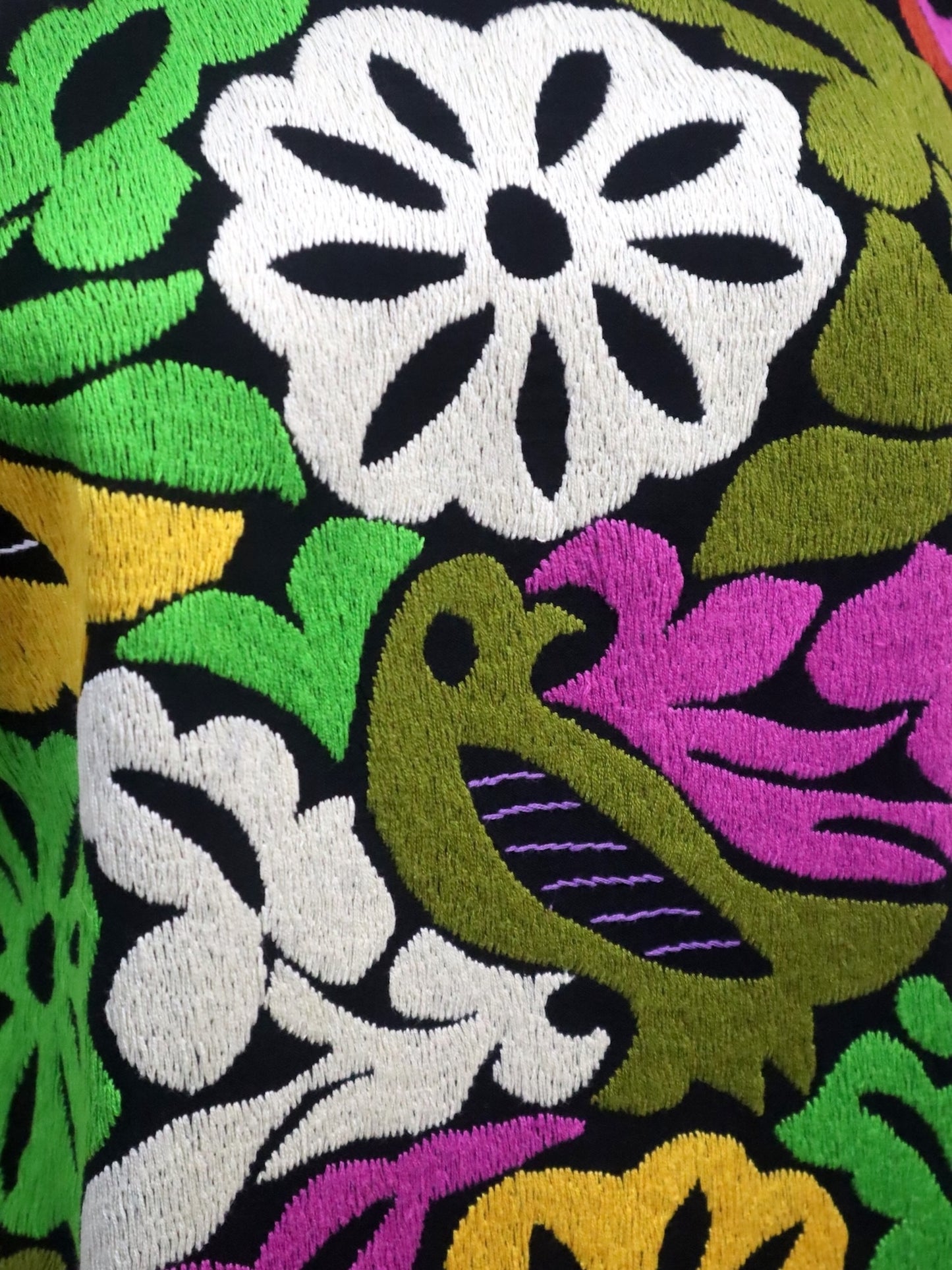 Blusa Bordada a Mano Mod. Jalapa Unitalla Negro con multicolor 1.