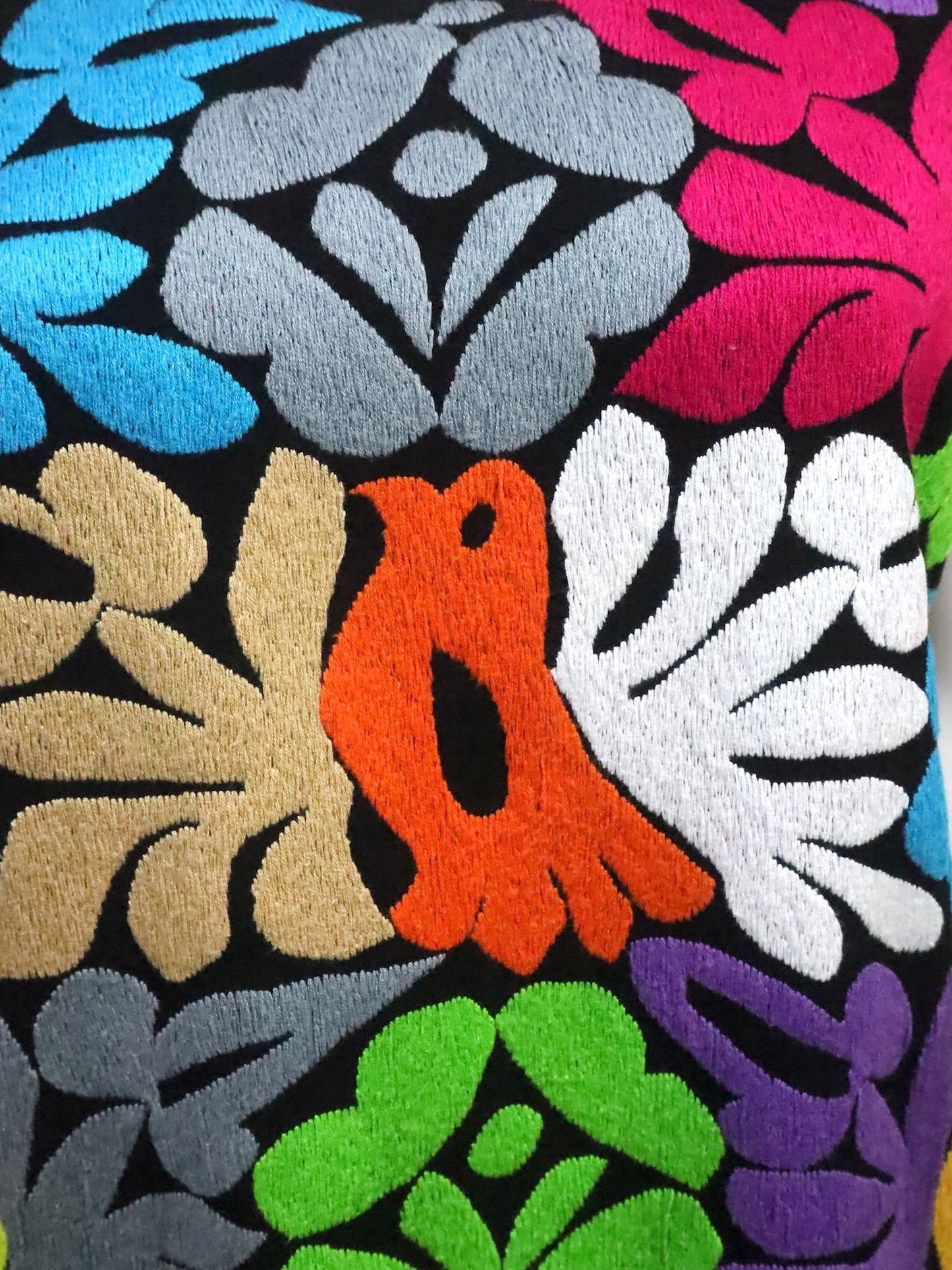 Blusa Bordada a Mano Mod. Jalapa Unitalla Negro con Multicolor 4.