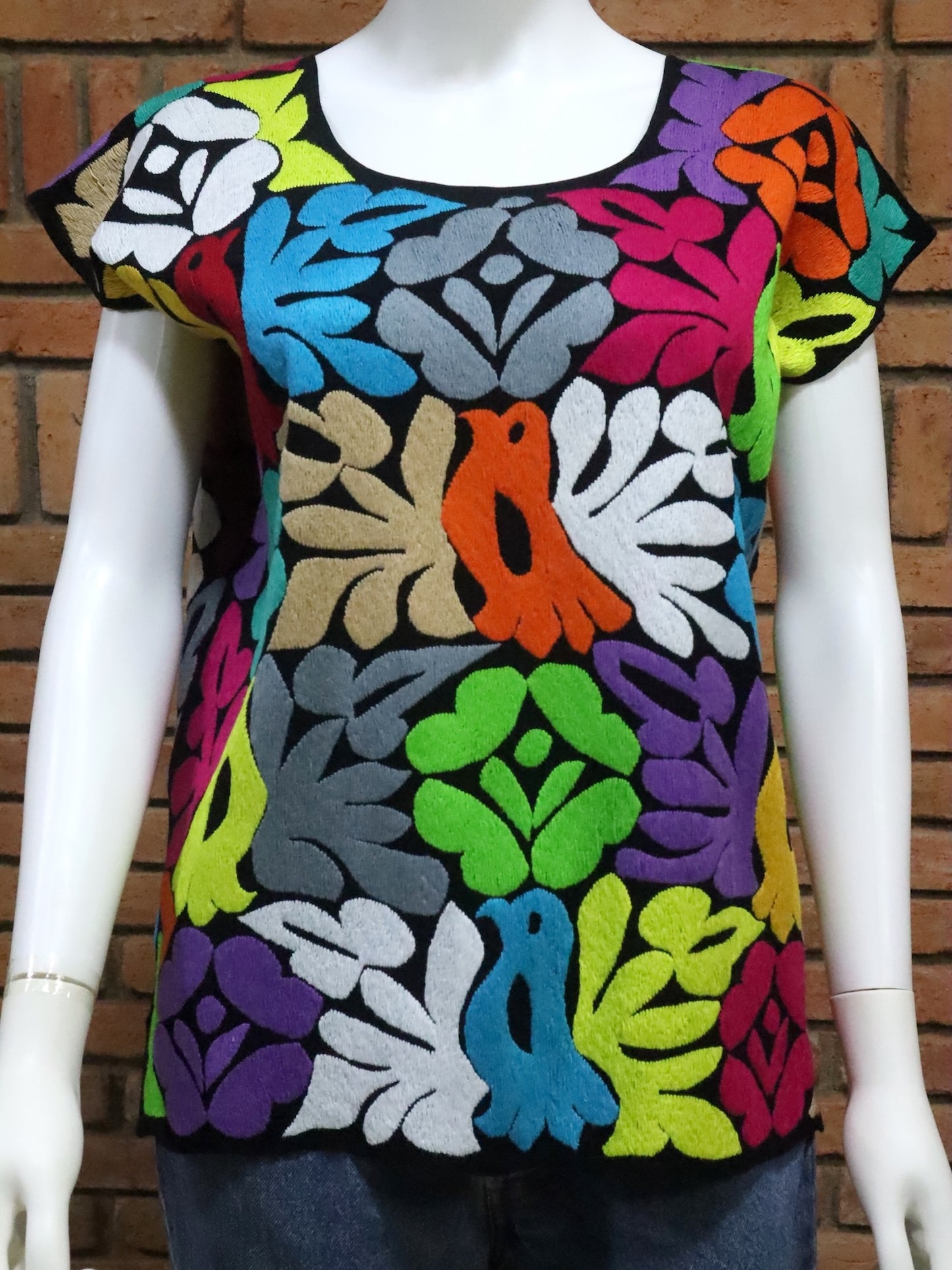 Blusa Bordada a Mano Mod. Jalapa Unitalla Negro con Multicolor 4.