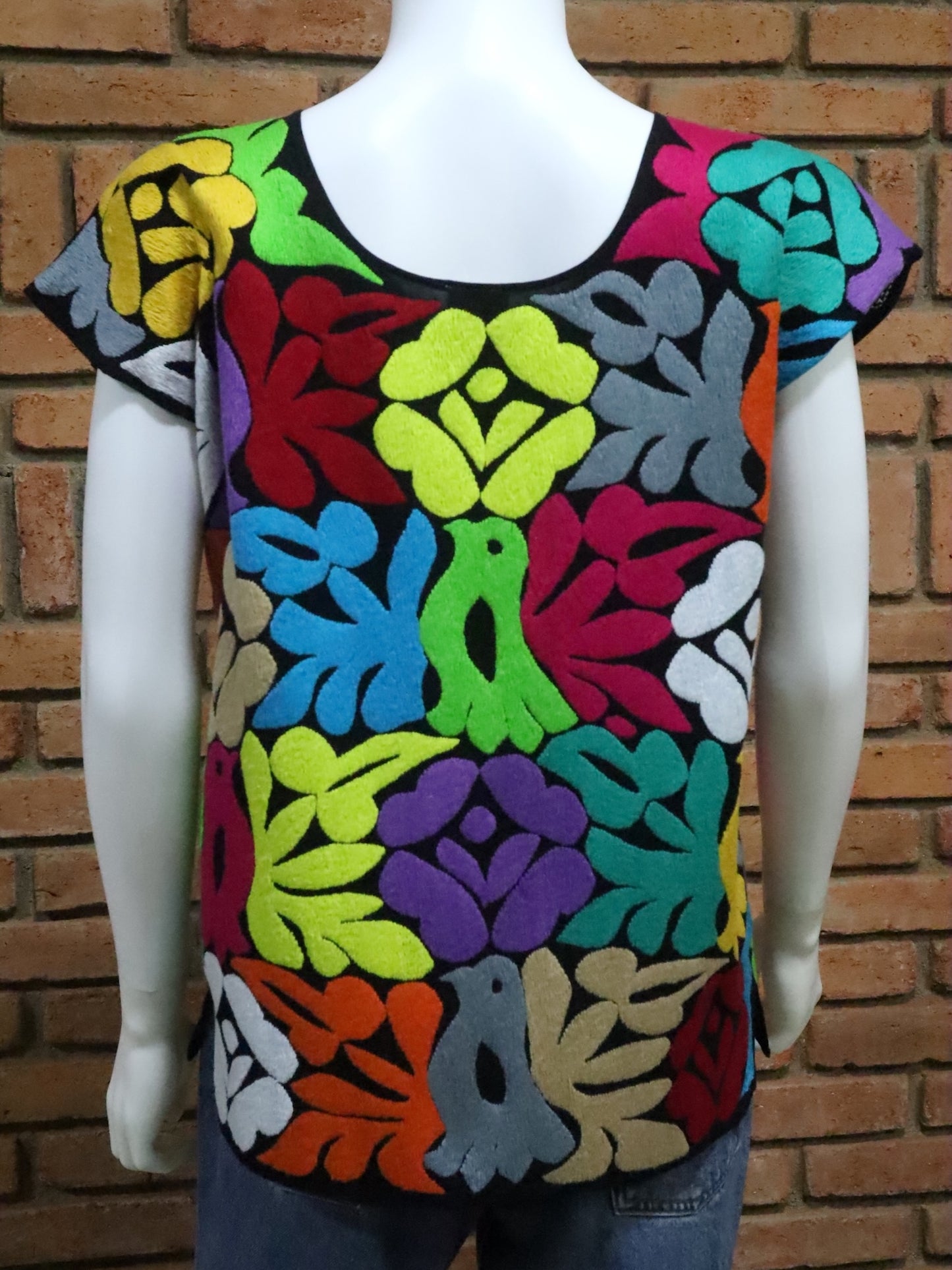 Blusa Bordada a Mano Mod. Jalapa Unitalla Negro con Multicolor 4.