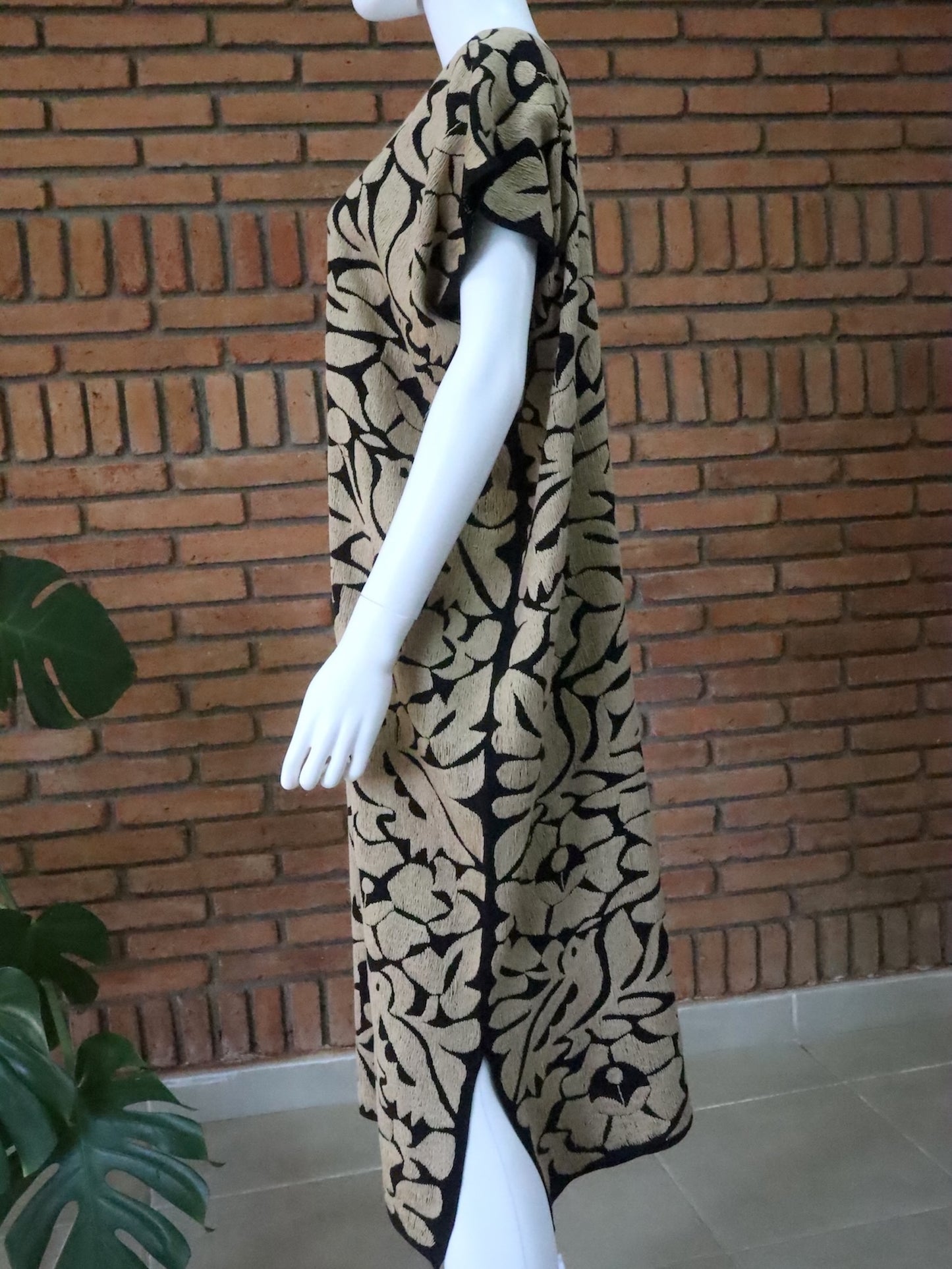 Vestido/Huipil Bordado a Mano Negro con Caqui Mod. Jalapa