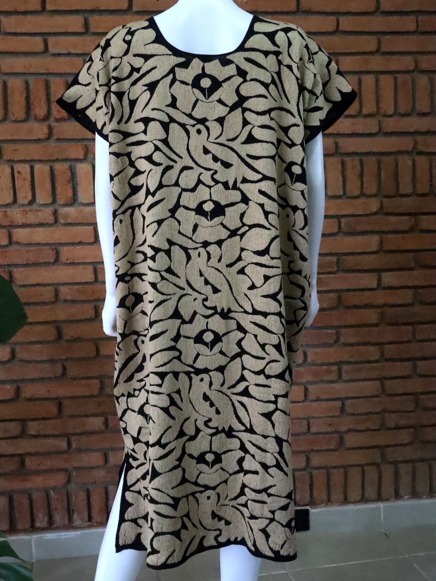 Vestido/Huipil Bordado a Mano Negro con Caqui Mod. Jalapa