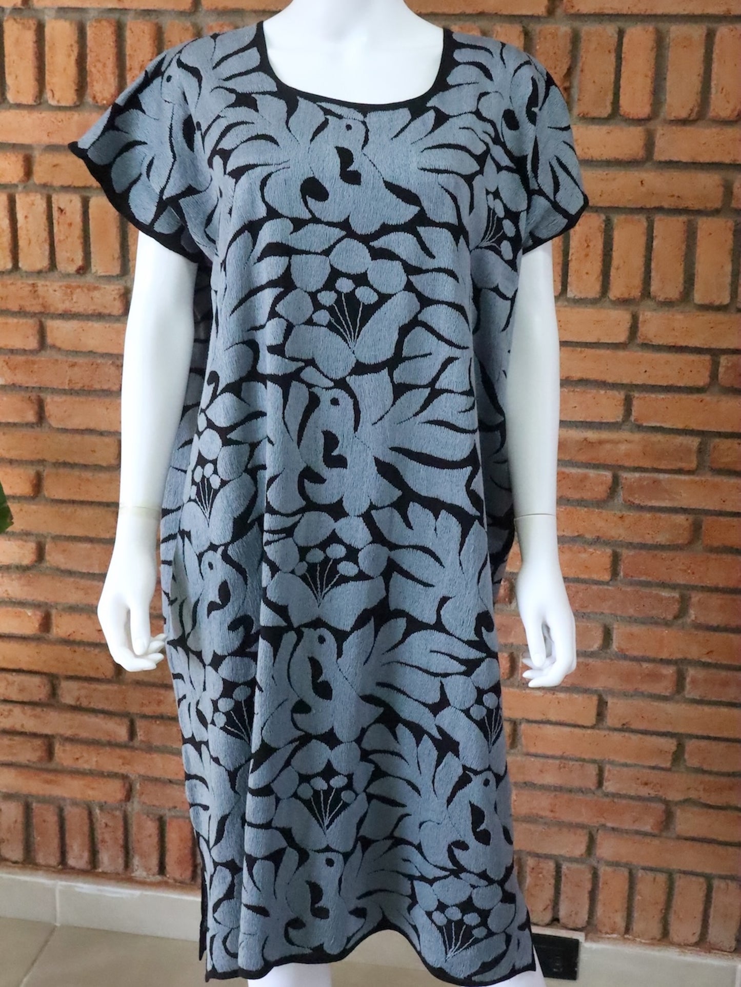 Vestido/Huipil Bordado a Mano Negro con Gris Mod. Jalapa.