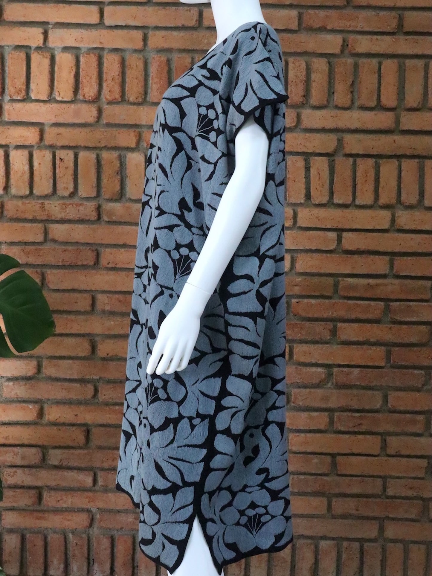 Vestido/Huipil Bordado a Mano Negro con Gris Mod. Jalapa.