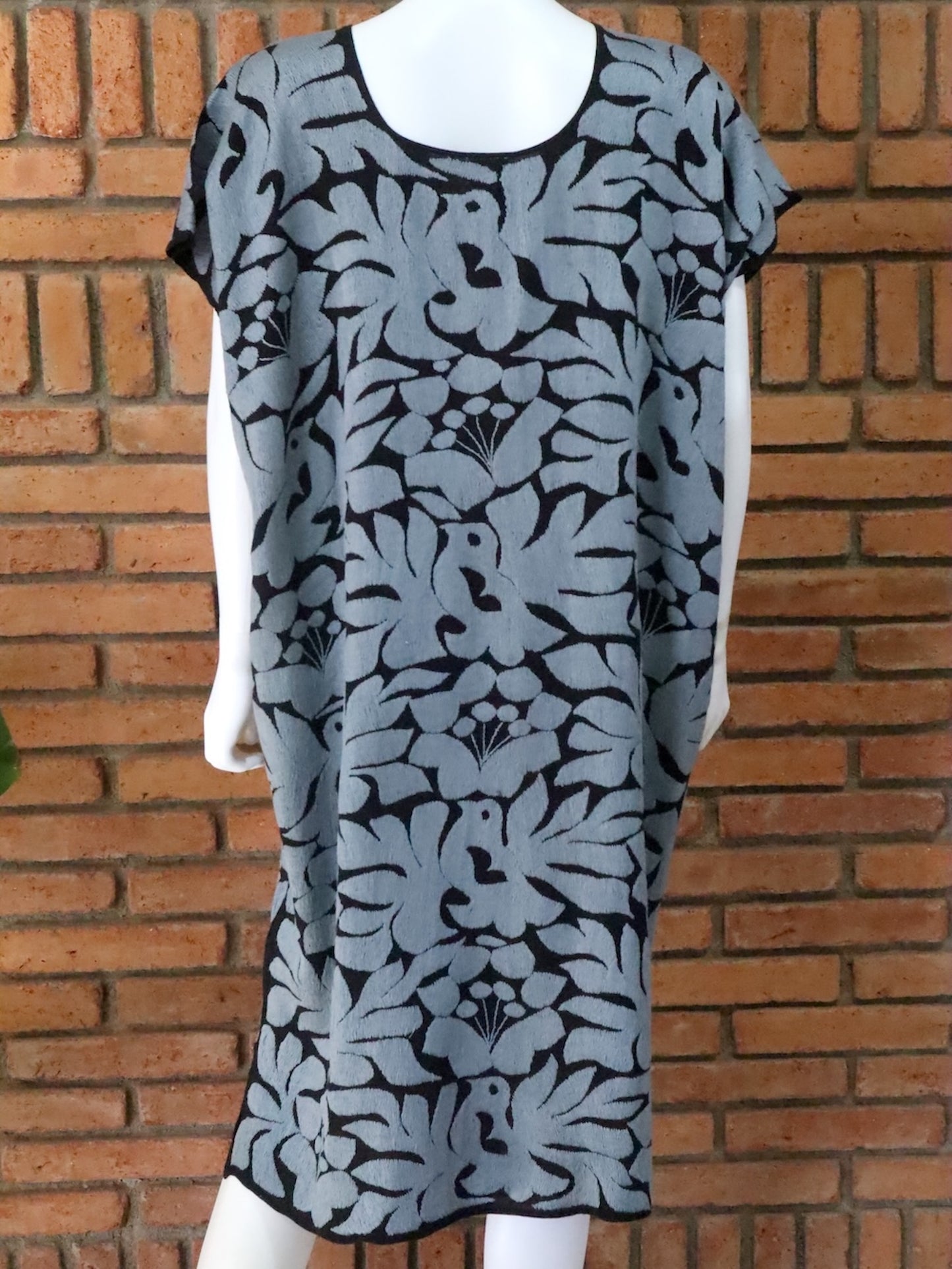 Vestido/Huipil Bordado a Mano Negro con Gris Mod. Jalapa.